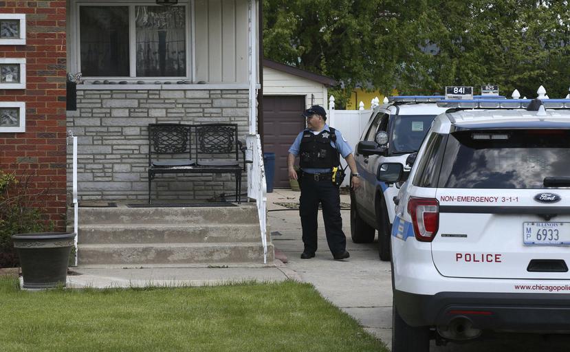 La Policía inspecciona la casa donde la víctima fue asesinada. (Terrence Antonio James/Chicago Tribune vía AP)