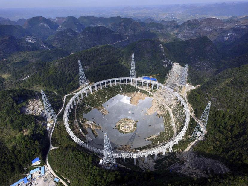 Los chinos construyen el mayor radiotelescopio del mundo, llamado FAST, que superará al de Arecibo. (EFE)