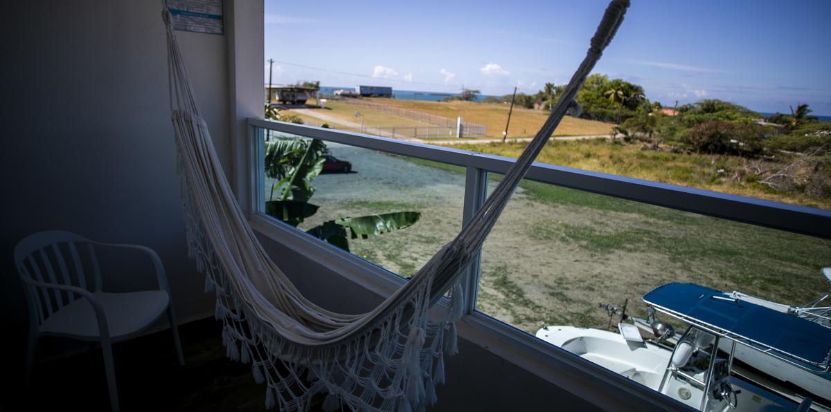 El hotel La Jamaca ubica en un área elevada, que le permite al huésped disfrutar de una vista privilegiada de la costa sur.