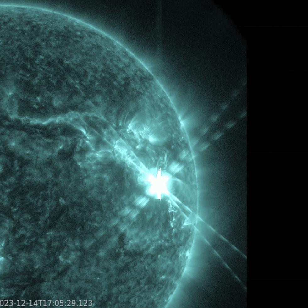 Esta fotografía proporcionada por el Observatorio de Dinámica Solar de la NASA captó esta imagen de una llamarada solar, que es la luz brillante en la parte superior derecha, el jueves 14 de diciembre de 2023.