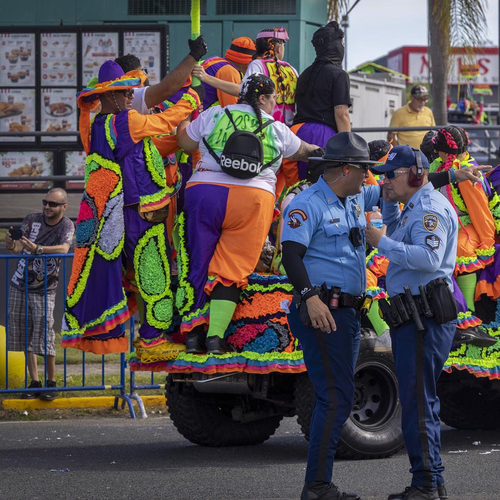 Entre las incidencias, la Policía reportó que seis personas cayeron de carrozas que participaban del Festival de las Máscaras de Hatillo.