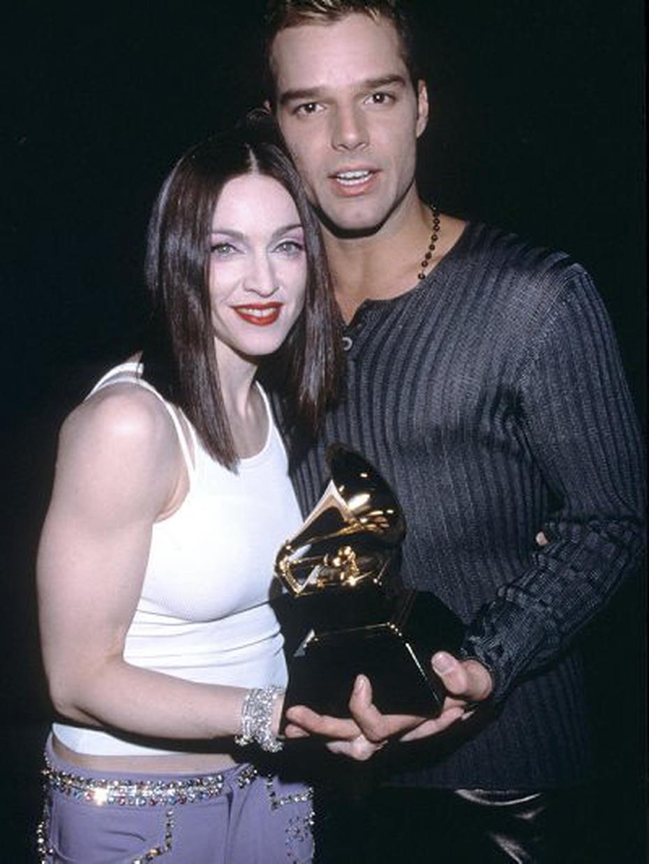 La canción "Vuelve" ganó el Grammy a la mejor interpretación de música popular latina en 1999. En el "backstage" de la ceremonia coincidió con la cantante Madonna.