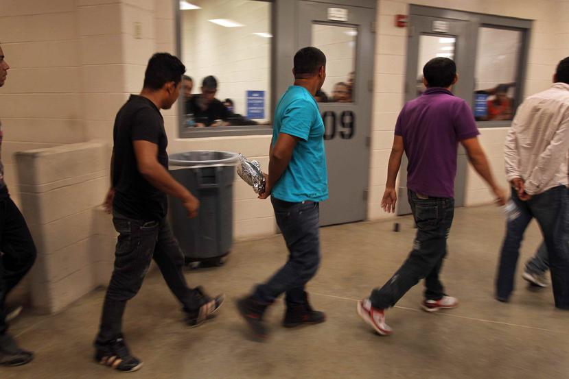 Inmigrantes son procesados dentro de una estación de la Patrulla Fronteriza de McAllen, Texas . (EFE)