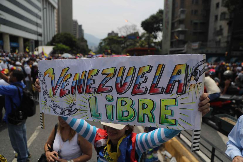 Cientos de venezolanos se toman las calles de Caracas este miércoles, un día después del efímero levantamiento militar encabezado por el jefe del Parlamento, Juan Guaidó. (EFE)