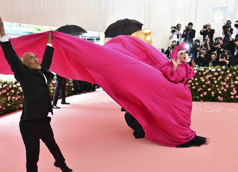 Lady Gaga arribó a la gala con un vestido fucsia del cual se fue desprendiendo capa por capa. (AP / Charles Sykes)