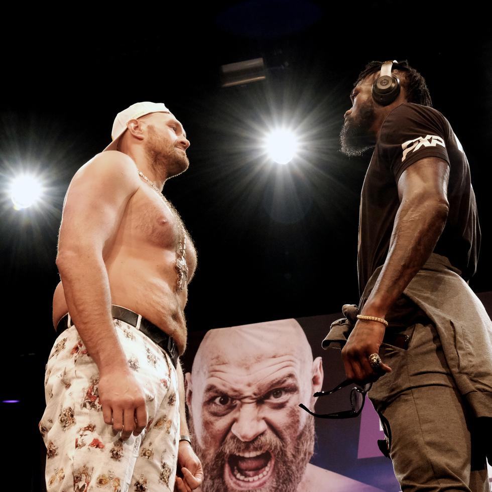 El campeón peso completo del Consejo Mundial de Boxeo, Tyson Fury (izquierda), y Deontay Wilder se encaran en una conferencia de prensa, el martes 15 de junio de 2021, en Los Ángeles.