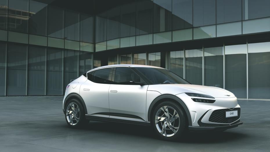 El nuevo Genesis GV60 estrenará el verano de 2022 como un vehículo eléctrico de alto rendimiento. Exhibe un diseño elegante y atlético de vehículo utilitario crossover (CUV). Su precio inicial aún no se ha dado a conocer.