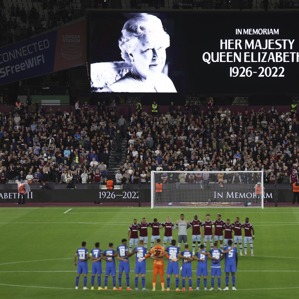 Los futbolistas de West Ham y FCSB Steaua Bucharest guardan un minuto de silencio por la muerte de la reina Elizabeth II de Inglaterra antes de un juego del Grupo B de la Europa League, en el Estadio de Londres, el jueves.