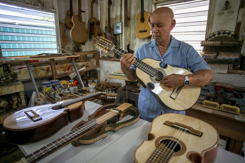 Máximo Pérez Echevarría contó que, desde pequeño, siempre tuvo interés por la música y que tenía un tío que era músico. Fue desde pequeño que comenzó a trabajar con tiples, el más pequeño de los instrumentos de cuerdas que se utiliza en la música jíbara.