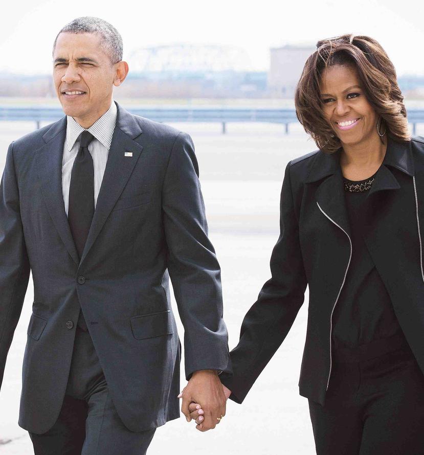La señora Obama sorprendió a su esposo en una transmisión previa al recitar su propio poema. (AP)