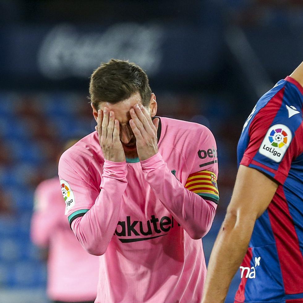 Lionel Messi (izquierda) reacciona decepcionado durante el partido entre el Barcelona y el Levante en la Liga Española.