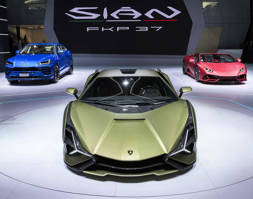 Desde la izquierda, un Lamborghini Urus, un Lamborghini Sian FKP 37 y un Lamborghini Huracan EVO Spyder son vistos en la Feria del Auto en Francfort. (AP)