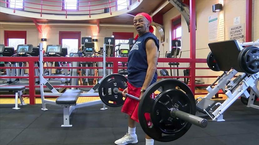 En la foto, Willie Murphy, de 82 años, levantando pesas en un gimnasio de Rochester, Nueva York. (WHAM-TV)