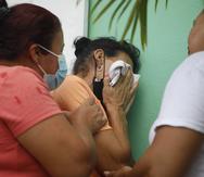 Familiares esperan con desesperación en la entrada de la cárcel de mujeres de Támara, a las afueras de Tegucigalpa, Honduras, el martes 20 de junio de 2023. Un motín en el centro penitenciario de mujeres del noroeste de la capital hondureña dejó al menos 41 reclusas muertas, en su mayoría quemadas, afirmó un oficial de la Policía de Honduras.