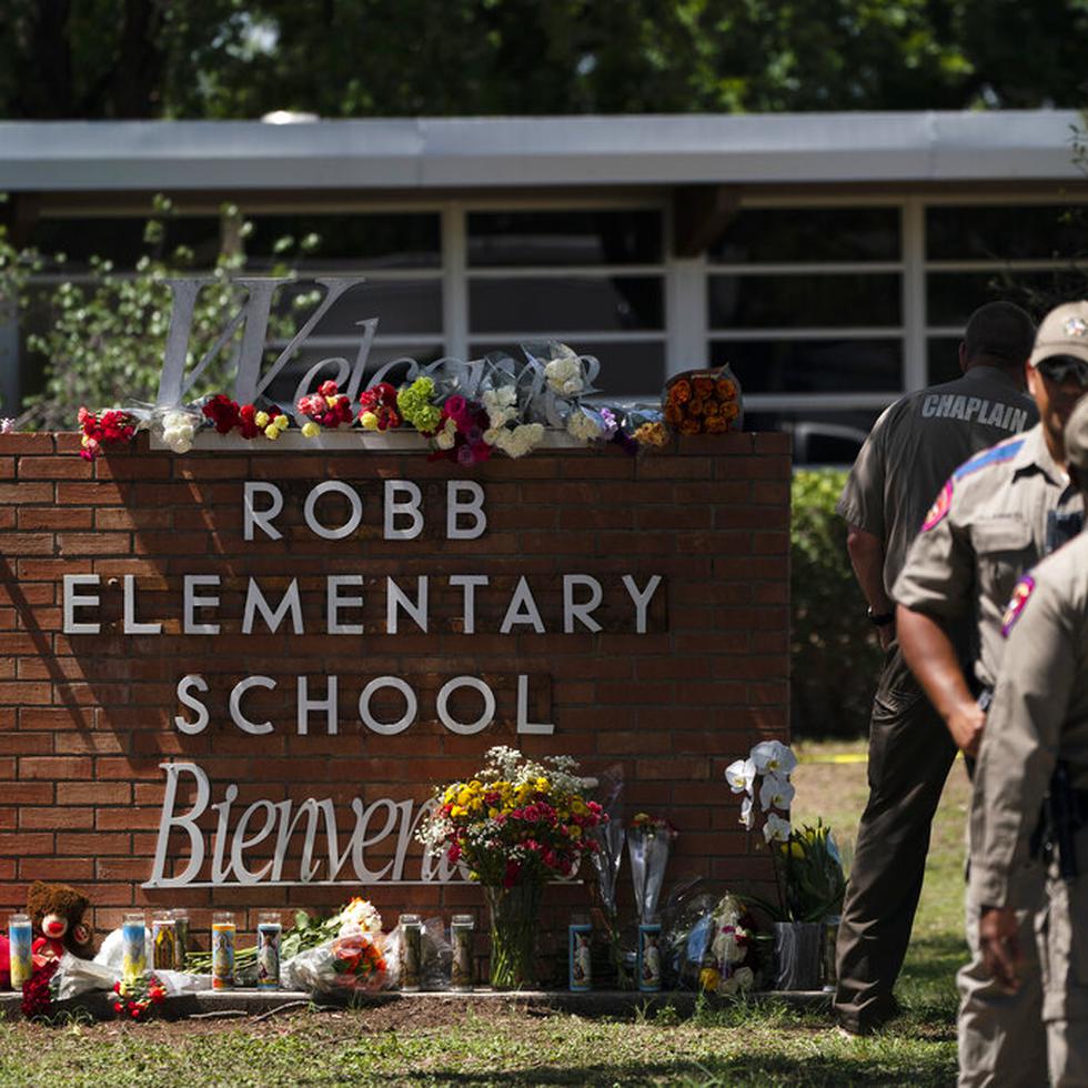 Flores y velas en honor a las víctimas de la masacre en la Escuela Primaria Robb, en Uvalde, Texas, el 25 de mayo de 2022.