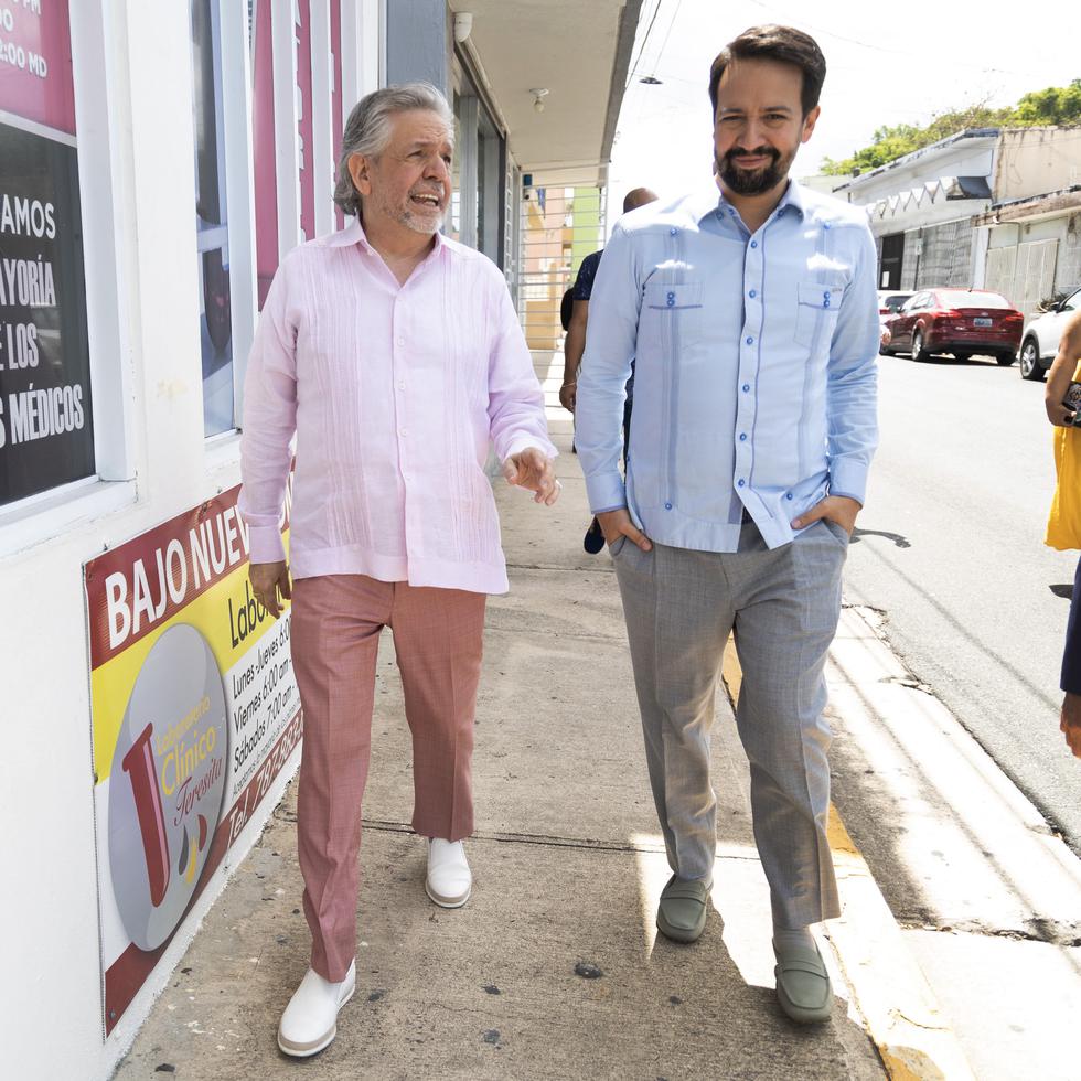 Luis Miranda y su hijo Lin-Manuel caminan por las calles de su nativo pueblo de Vega Alta.