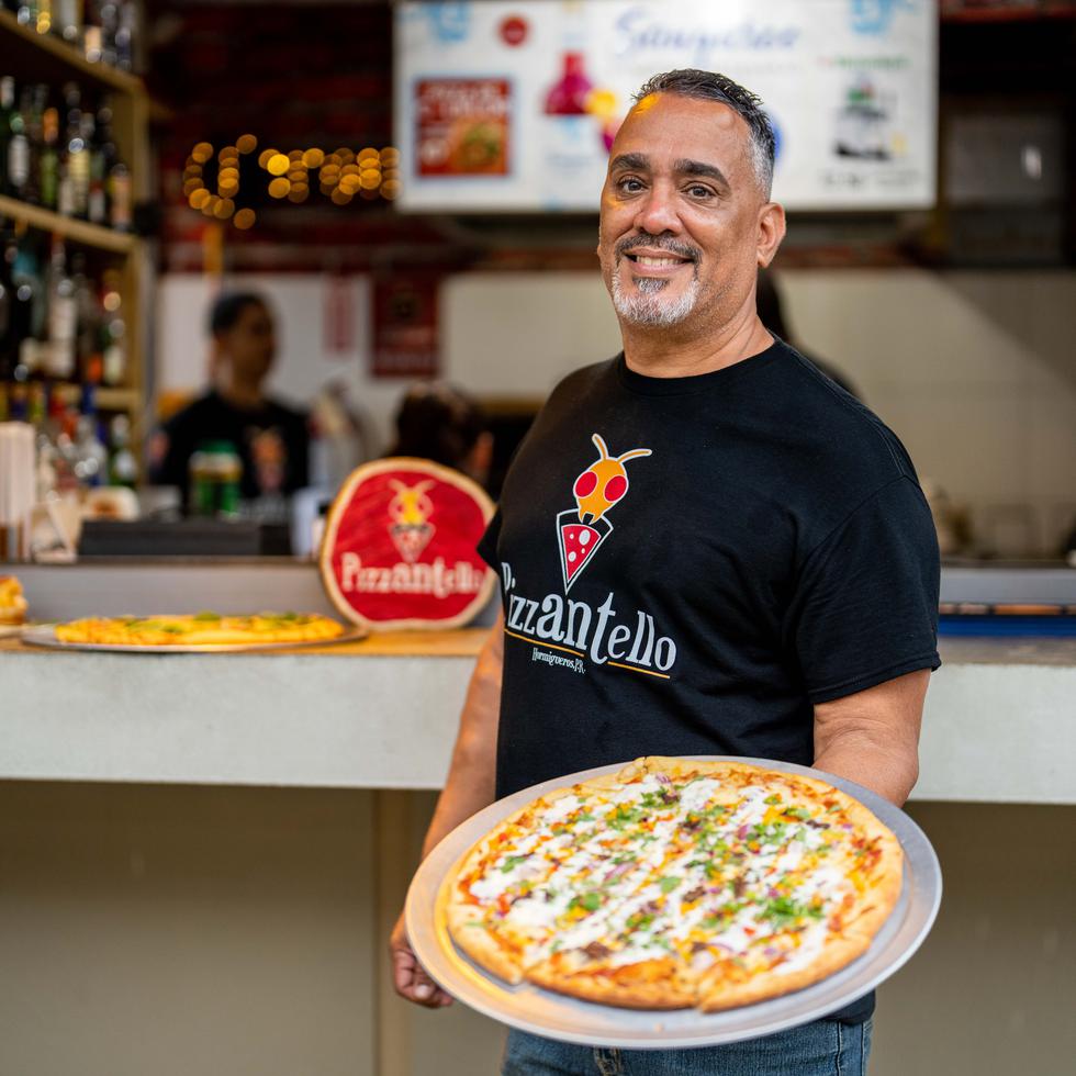 Ricardo González Sánchez, propietario del restaurante PizzAntello, muestra la Pizza Mexicana.
