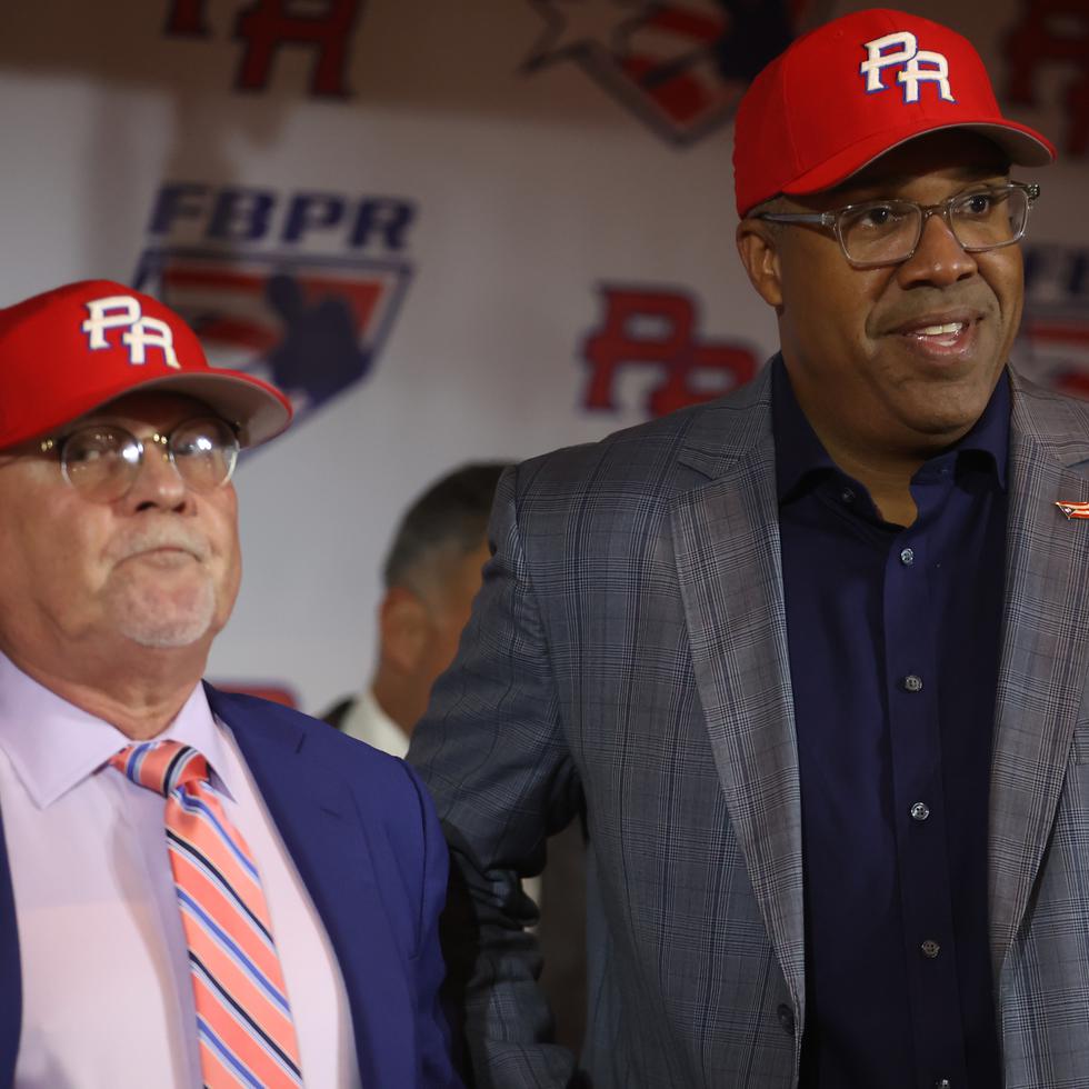 Eduardo Pérez -a la derecha- renunció a la gerencia del equipo de Puerto Rico por diferencias con el presidente de la Federación de Béisbol, José Quiles (a la izquierda).