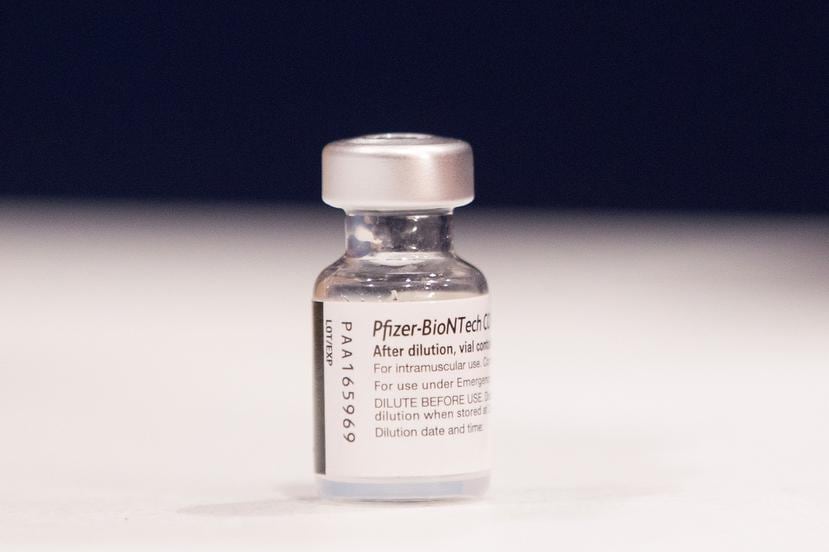 Un frasco de la vacuna Pfizer contra el COVID-19 en un centro de vacunación.