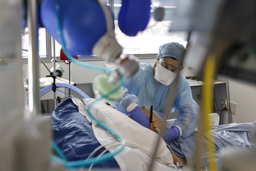 Imagen de archivo de personal médico atendiendo a un paciente con COVID-19 en la unidad de cuidados intensivos de un hospital en Francia.