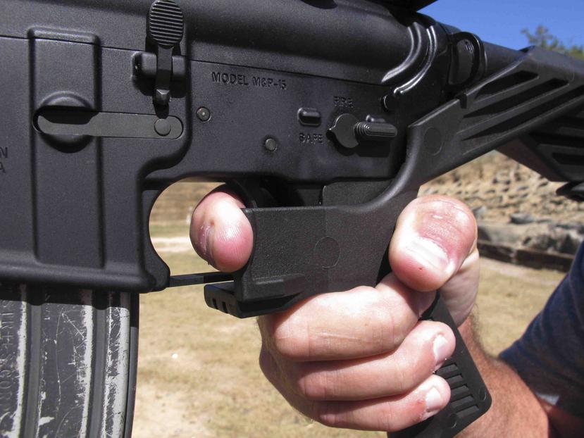 Fotografía de un hombre sosteniendo un rifle AR-15. (AP)