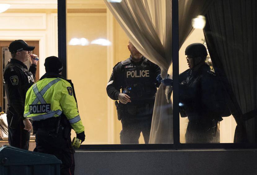 Policías en el vestíbulo de un edificio de condominios luego de un tiroteo en Vaughan, Ontario.