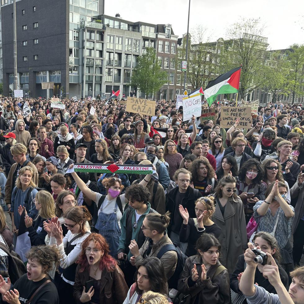 Estudiantes se reúnen para una protesta propalestina en la Universidad de Amsterdam, donde la Policía informó que arrestó a cerca de 140 manifestantes, dos de los cuales permanecen bajo custodia por sospecha de violencia pública.