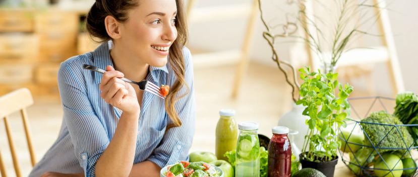 Para los adultos mayores de 30 años, el estudio reveló que comer menos carbohidratos y más frutas, reduce la ansiedad y la depresión. (Shutterstock)