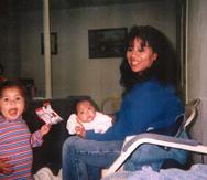 En una imagen sin fechar, Melissa Lucio sostiene a su hija Mariah, junto a una de sus otras hijas, Adriana.