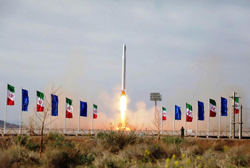 Lanzamiento de un cohete iraní que transporta un satélite desde un sitio no revelado que se cree se encuentra en la provincia de Semnan de Irán. (AP)