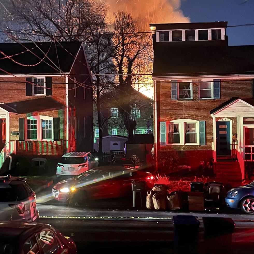 La explosión en una casa se ve desde lejos la noche del lunes 4 de diciembre de 2023 en Arlington, Virginia. La policía del condado Arlington investigaba la explosión en una residencia ocurrida cuando las autoridades intentaban ejecutar una orden de registro.