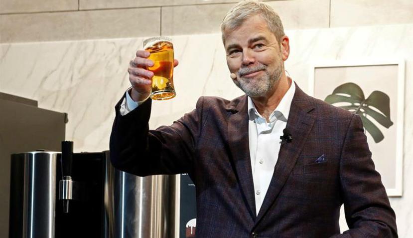 El vicepresidente comercial de la multinacional surcoreana LG para Estados Unidos, David VanderWaal, posa con una cerveza fabricada por una de sus máquinas (EFE).