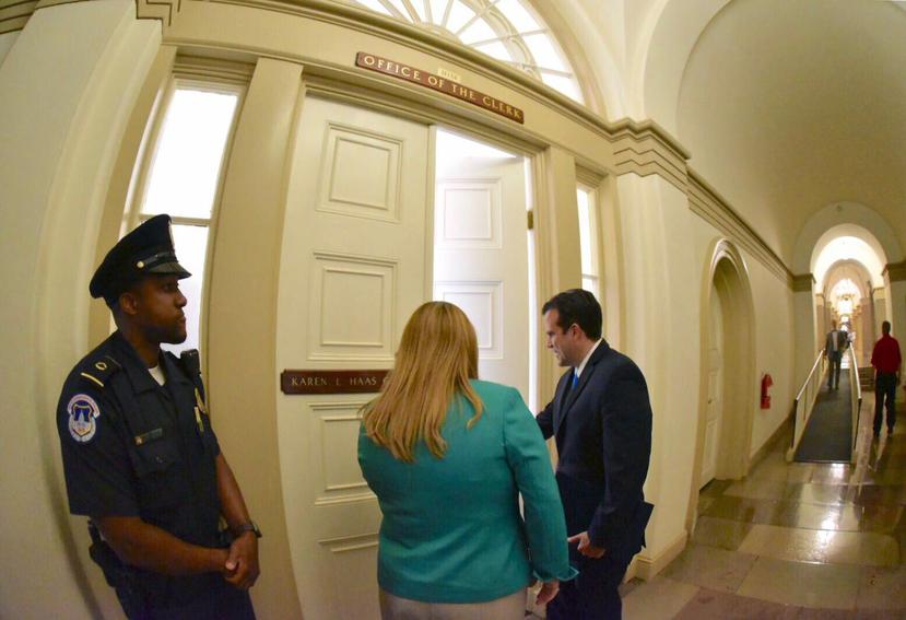 Governor Rosselló went to the House secretariat together with Commissioner Jennifer González, who submitted to the Congress records the results of the plebiscite, in which the statehood obtained 97% of the votes. (Suministrada)
