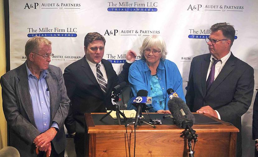 Desde la izquierda, Alva Pilliod, el abogado Brent Wisner, Alberta Pilliod y el abogado Michael Miler durante una conferencia de prensa. (AP)