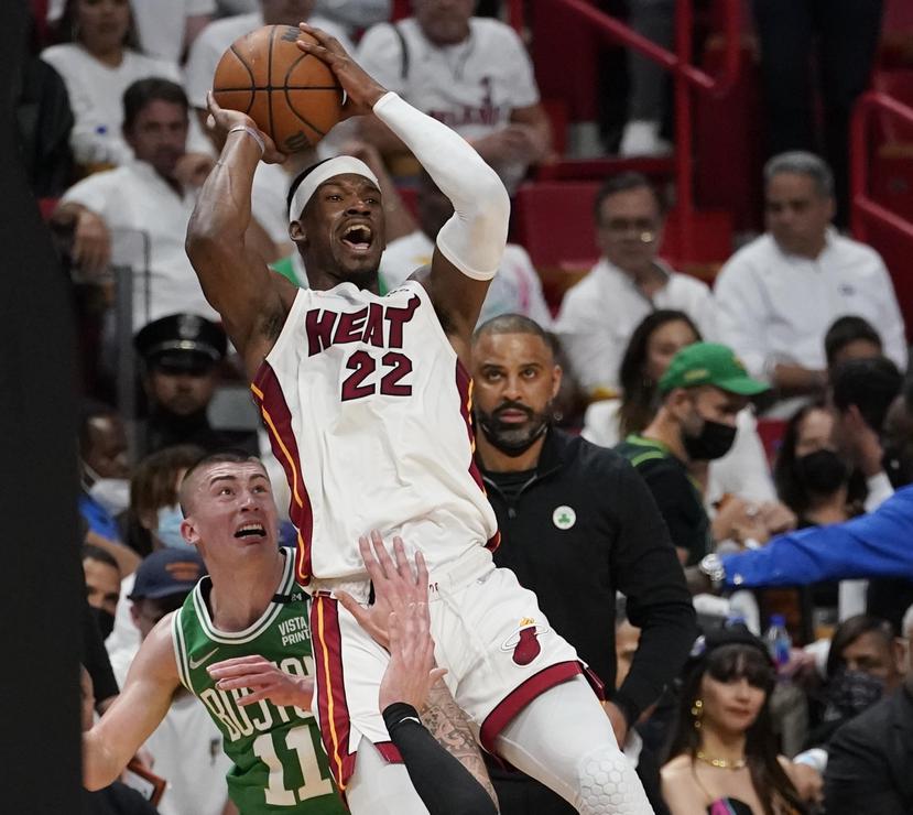 El alero del Heat de Miami Jimmy Butler intenta anotar sobre el base Payton Pritchard y el pívot de los Celtics de Boston Daniel Theis en el juego 1 de las Finales de la Conferencia Este.
