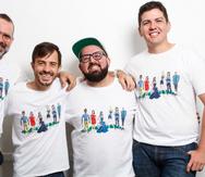 David Antonio, Giován Cordero, Jaer Cabán y Luis Quintana Moreno presentan las nuevas camisetas de la Fundación Mi Gran Sueño. (Foto: Suministrada)