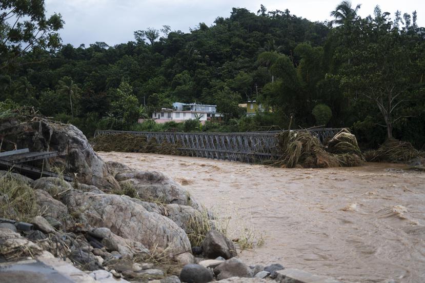Un puente que daba acceso a la comunidad del sector Salto Arriba de Utuado colapsó tras el embate del huracán Fiona. (Archivo)