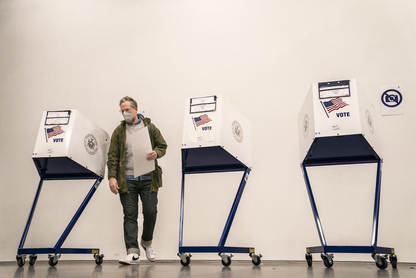 Un votante camina hacia las máquinas para procesar su papeleta electoral en un centro de votación en Manhattan.