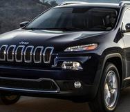 La empresa Stellantis ordenó a retirar los vehículos de este modelo del 2014 y 2016 porque la situación podría ocasionar un cortocircuito. En la foto una Jeep Cherokee 2015.
