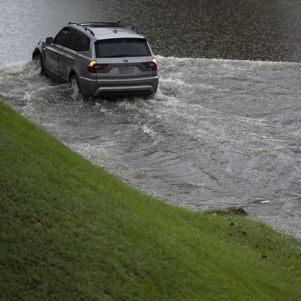 Se le advierte a la comunidad evitar cruzar carreteras inundadas.