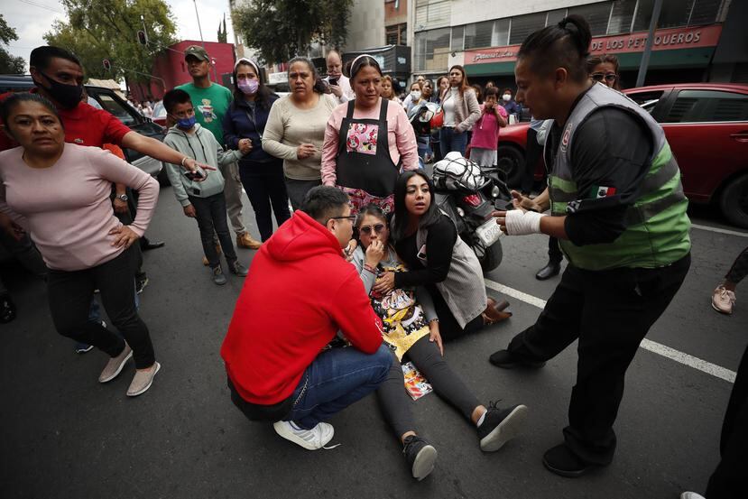 Personas permanecen en las calles después de activarse la alerta sísmica en la Ciudad de México.