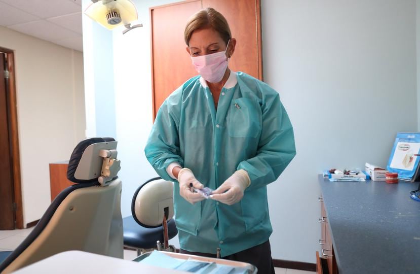 La doctora Dianne Garland presenta el proceso que realiza antes de atender a un paciente.