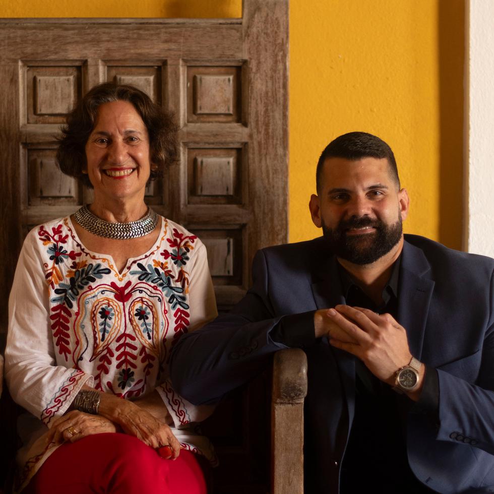 La poetisa Elsa Tió, a la izquierda, junto a Carlos Ruiz Cortés, director ejecutivo del Instituto de Cultura Puertorriqueña.