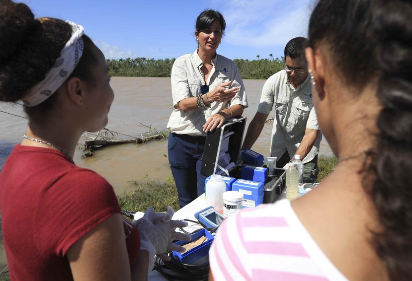 Al centro, Brenda Torres, directora ejecutiva del Programa del Estuario de la Bahía de San Juan. (GFR Media)