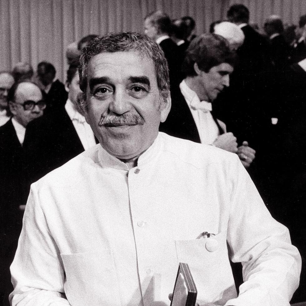 Estocolmo,10-12-1982.- El escritor colombiano Gabriel García Márquez recibe el Premio Nobel de Literatura de manos del rey Carlos Gustavo de Suecia. PRESSENS BILD/Jan Collsiöö.
