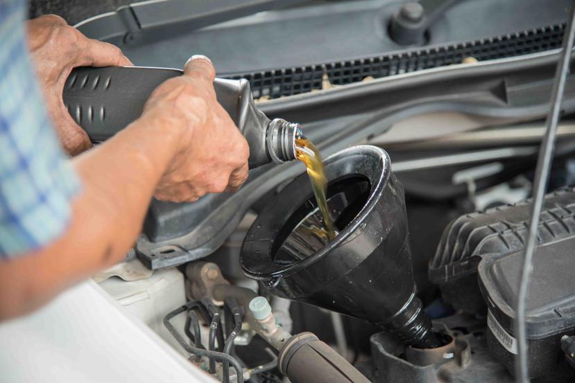 Verifica en el manual que trae tu auto qué tipo de aceite debes echarle al motor.