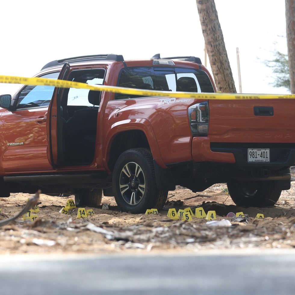 Dos mujeres fueron asesinadas dentro de un vehículo Toyota Tacoma en la carretera PR-187 en Piñones, Loíza, en la madrugada del 25 de julio de 2023.
