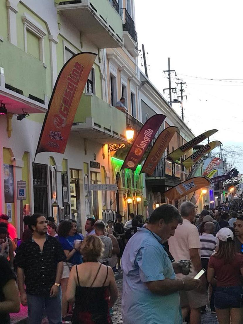 Bajo la controvertida ordenanza municipal, los negocios estaban expuestos durante las fiestas de la calle San Sebastián a multas que irían desde $5,000 hasta la remoción de su permiso de uso. (Suministrada)