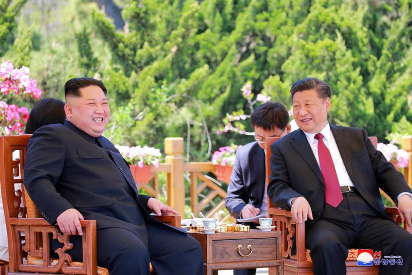 Fotografía de archivo de la reunión que mantuvo el líder norcoreano Kim Jong-un con el presidente chino, Xi Jinping, en mayo de 2018. (AP)