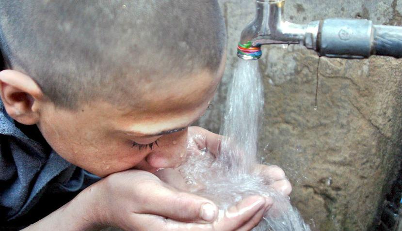 En 187 países se recomienda no beber agua del grifo por posible contaminación de algunos componentes. (EFE)